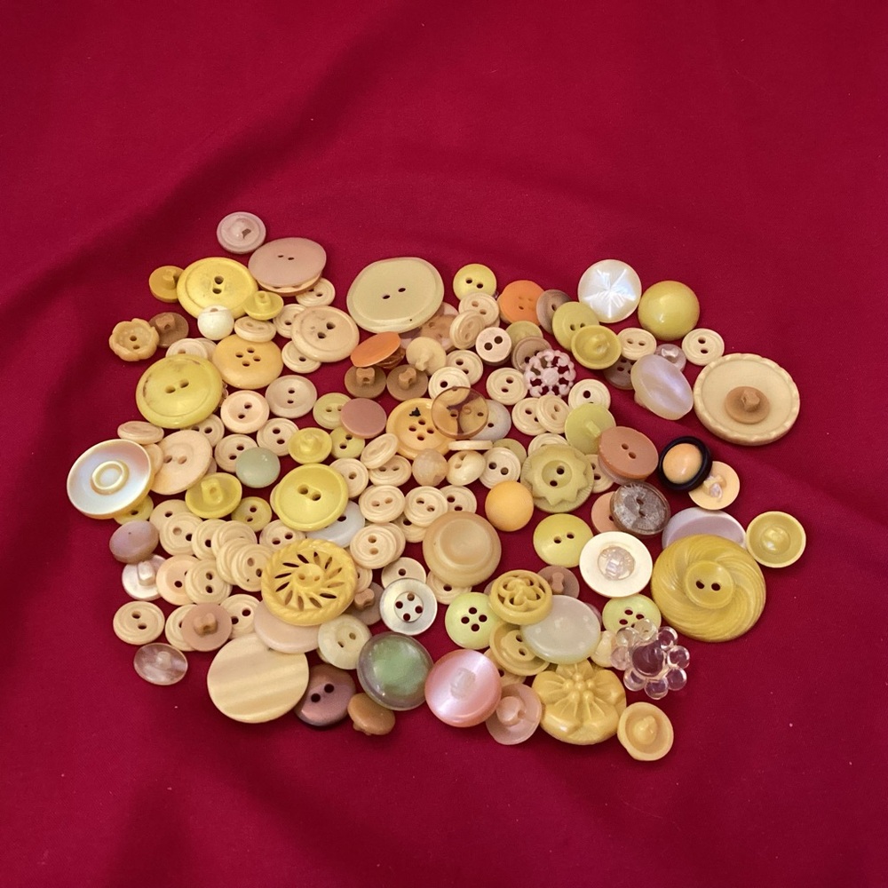 82 grams of yellow sewing buttons